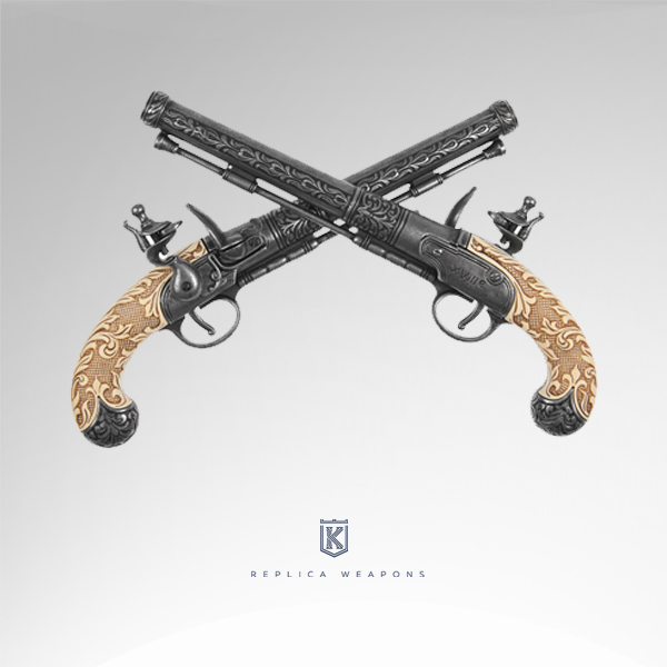 Vista de dos réplicas cruzadas de set de pistolas de duelo belgas de chispa, con cuerpo de metal plateado envejecido y empuñaduras imitación marfil.