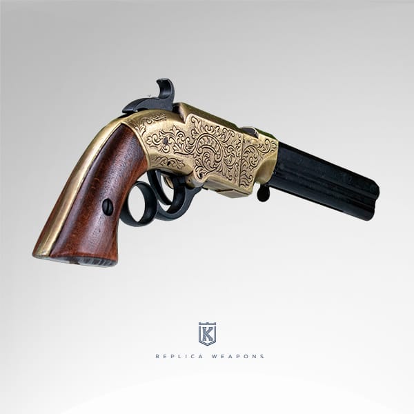 Vista perfil derecho trasero de réplica de pistola Volcanic 1854 de Smith & Wesson con cañón de color negro y cuerpo de metal dorado envejecido y cachas de madera.