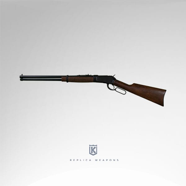 Vista lateral izquierdo de réplica de rifle winchester carabine usa de 98 cm con cañones en color negro, cuerpo de madera y mecanismo en color negro.