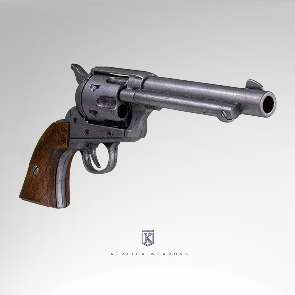 Vista perfil derecho de réplica de revolver Peacemaker Colt 45 USA 1873. Con cañón, tambor y cuerpo en metal envejecido y chachas de madera.