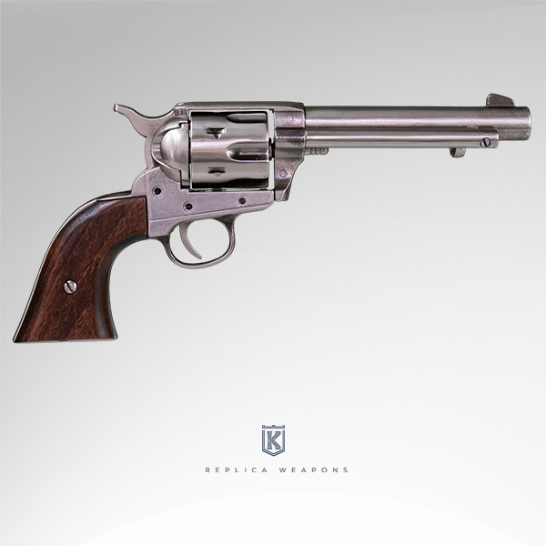 Vista lateral derecho de réplica de revolver Peacemaker Colt 45 USA 1873. Con cañón, tambor en metal pulido y cuerpo con chachas de madera.