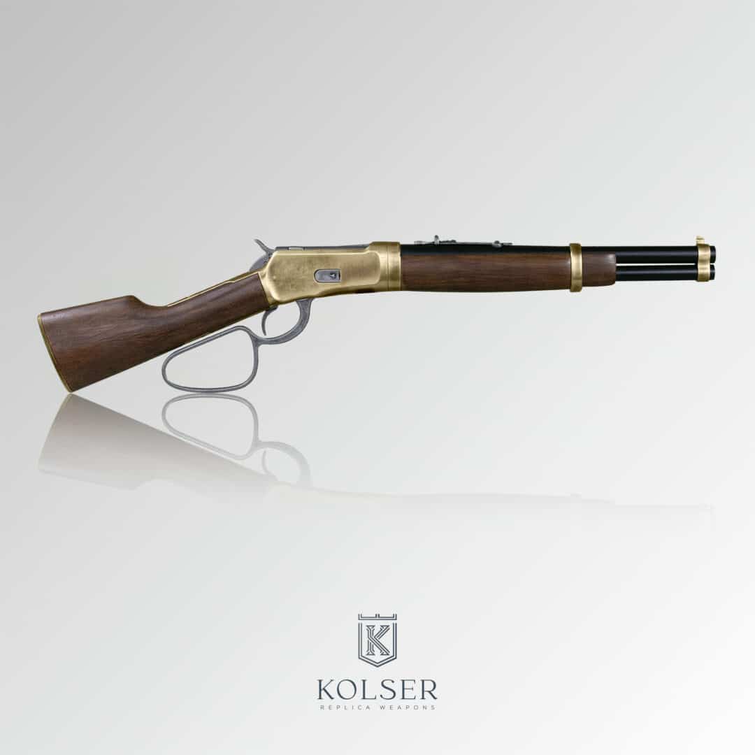 Vista lateral derecho de réplica de rifle winchester mares leg 26 pulgadas con cañones en color negro, cuerpo de madera y mecanismo en color dorado.