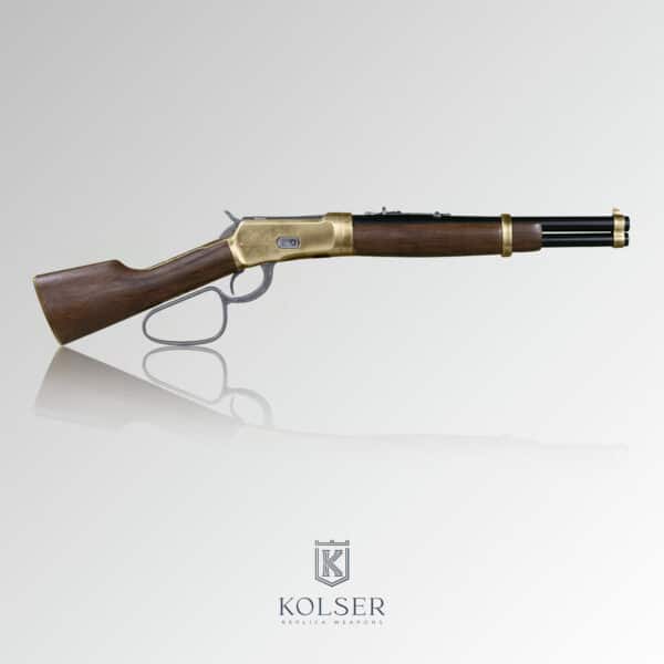 Vista lateral derecho de réplica de rifle winchester mares leg 26 pulgadas con cañones en color negro, cuerpo de madera y mecanismo en color dorado.