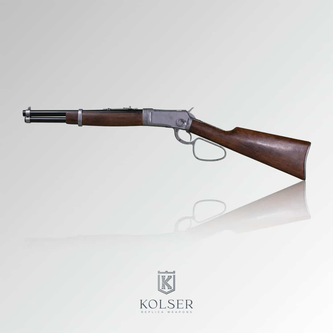 Vista lateral izquierdo de réplica de rifle winchester carabine usa 1892 de 82 cm con cañones en color negro, cuerpo de madera y mecanismo en color pavonado.