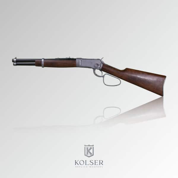 Vista lateral izquierdo de réplica de rifle winchester carabine usa 1892 de 82 cm con cañones en color negro, cuerpo de madera y mecanismo en color pavonado.