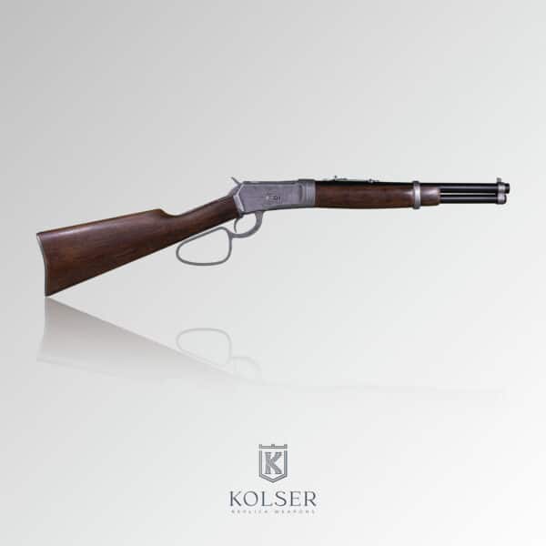 Vista lateral derecho de réplica de rifle winchester carabine usa 1892 de 82 cm con cañones en color negro, cuerpo de madera y mecanismo en color pavonado.