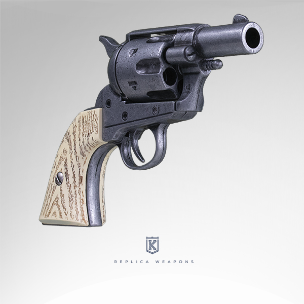 Vista perfil derecho de réplica de revolver Colt Pocket USA 1873 Calibre 45. Con cañón, tambor y cuerpo en metal cromado con cachas de madera clara.