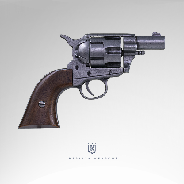 Vista lateral derecho de réplica de revolver Colt Pocket USA 1873 Calibre 45. Con cañón, tambor y cuerpo en metal cromado y cachas en madera.