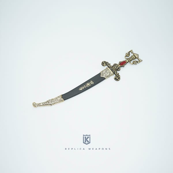 Réplica de daga murciana de 27 cm con empuñadura dorada ornamentada con rubi y funda negra