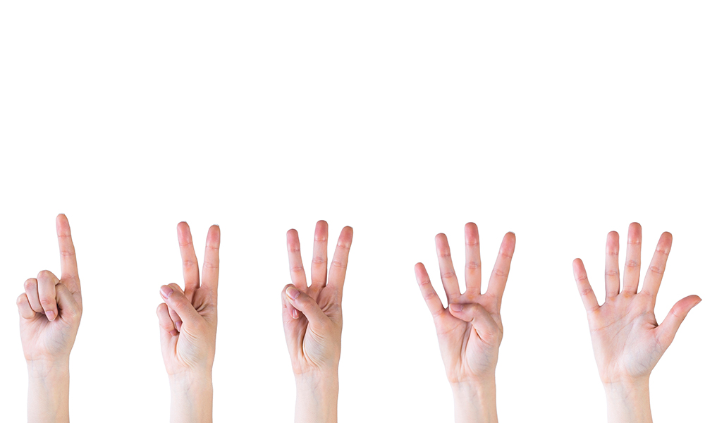 Manos con dedos indican cantidad del 1 al 5