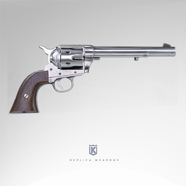 Vista lateral derecho de réplica de revolver Colt Single Action USA 1873 Calibre 45. Con cañón, tambor y cuerpo en metal pulido y cachas de madera.