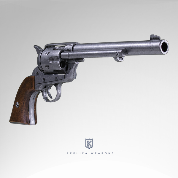 Vista perfil derecho de réplica de revolver Colt Single Action USA 1873 Calibre 45. Con cañón, tambor y cuerpo en metal cromado y cachas de madera.