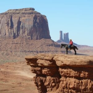 Cañón del colorado con vaquero a caballo