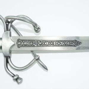 Prime plano de espuñadura y hoja de espada de cadete, replica de kolser