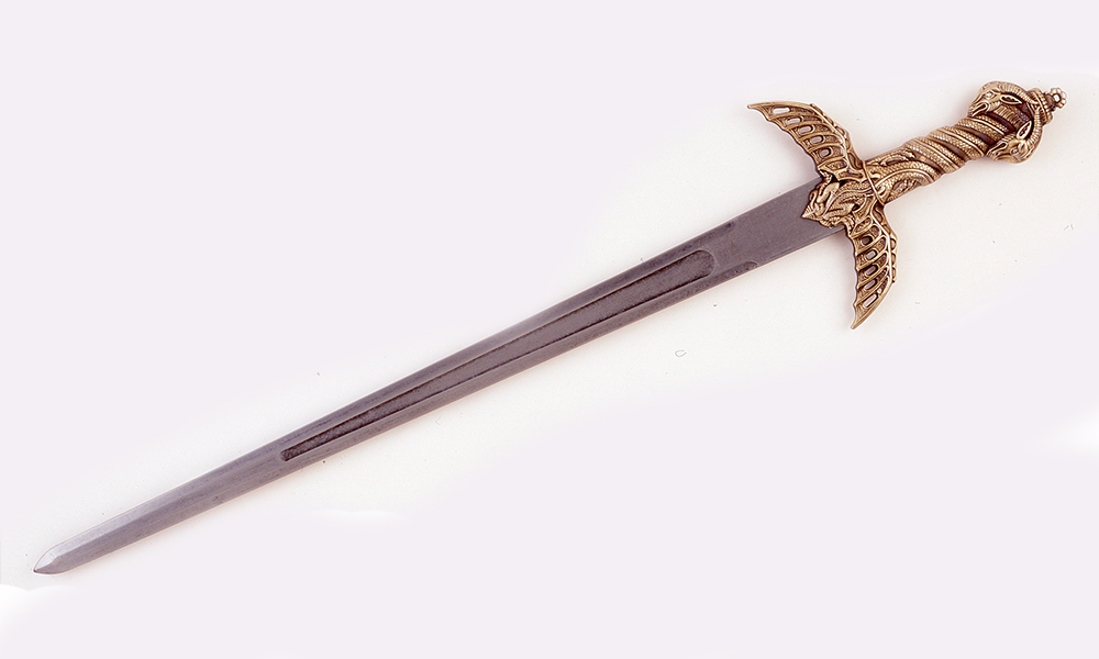 Espada de Conan el Barbaro con empuñadura dorada y hoja recta plateada.